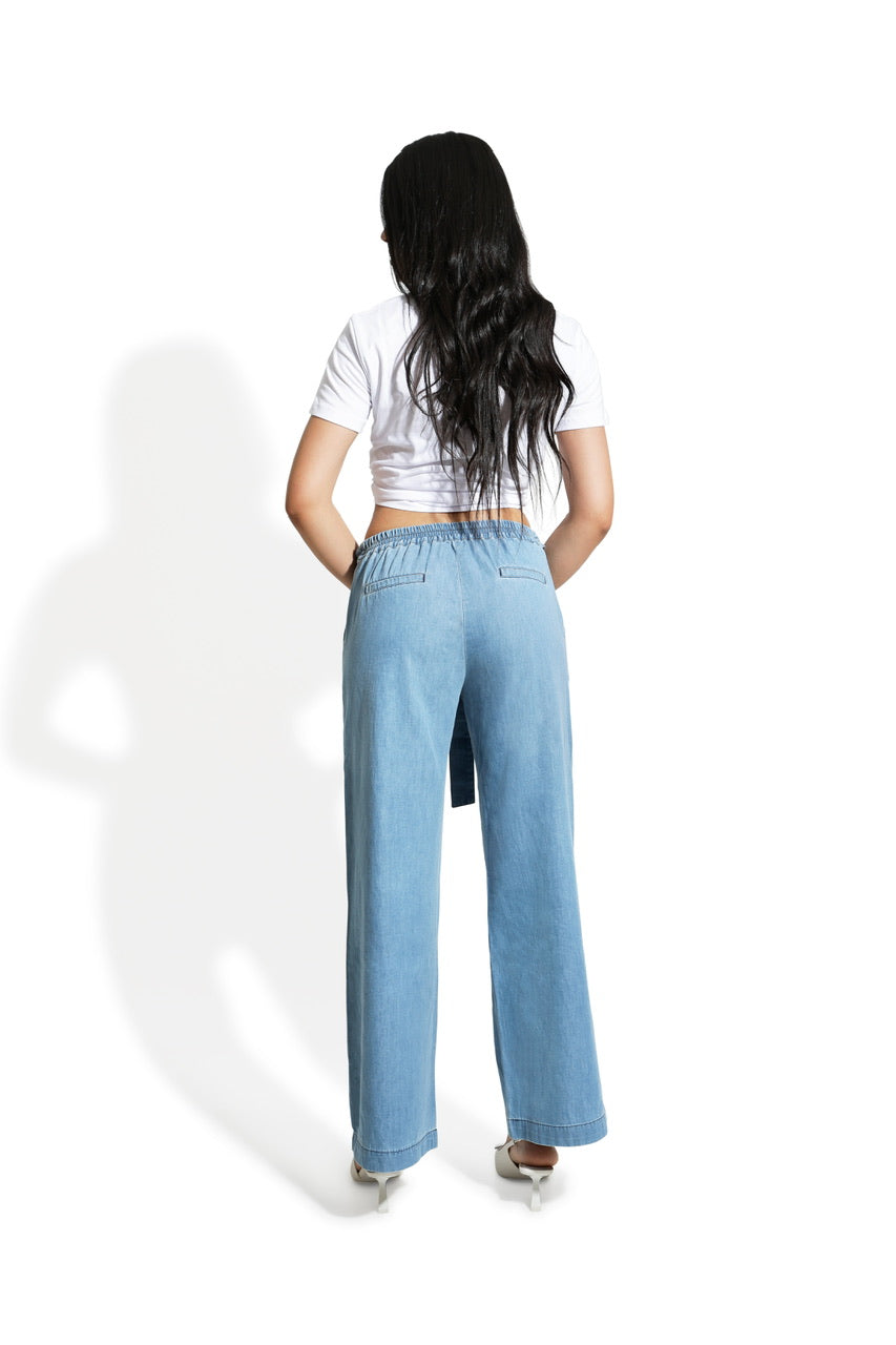 Pantalon large en denim avec ceinture à la taille
