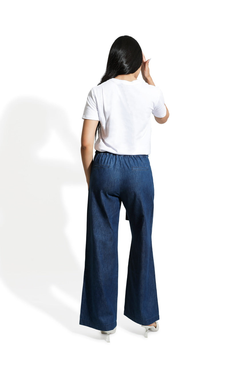 Pantalon large en denim avec ceinture à la taille