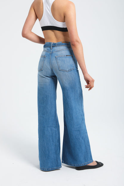 Pantalon large en denim avec ceinture à la taille