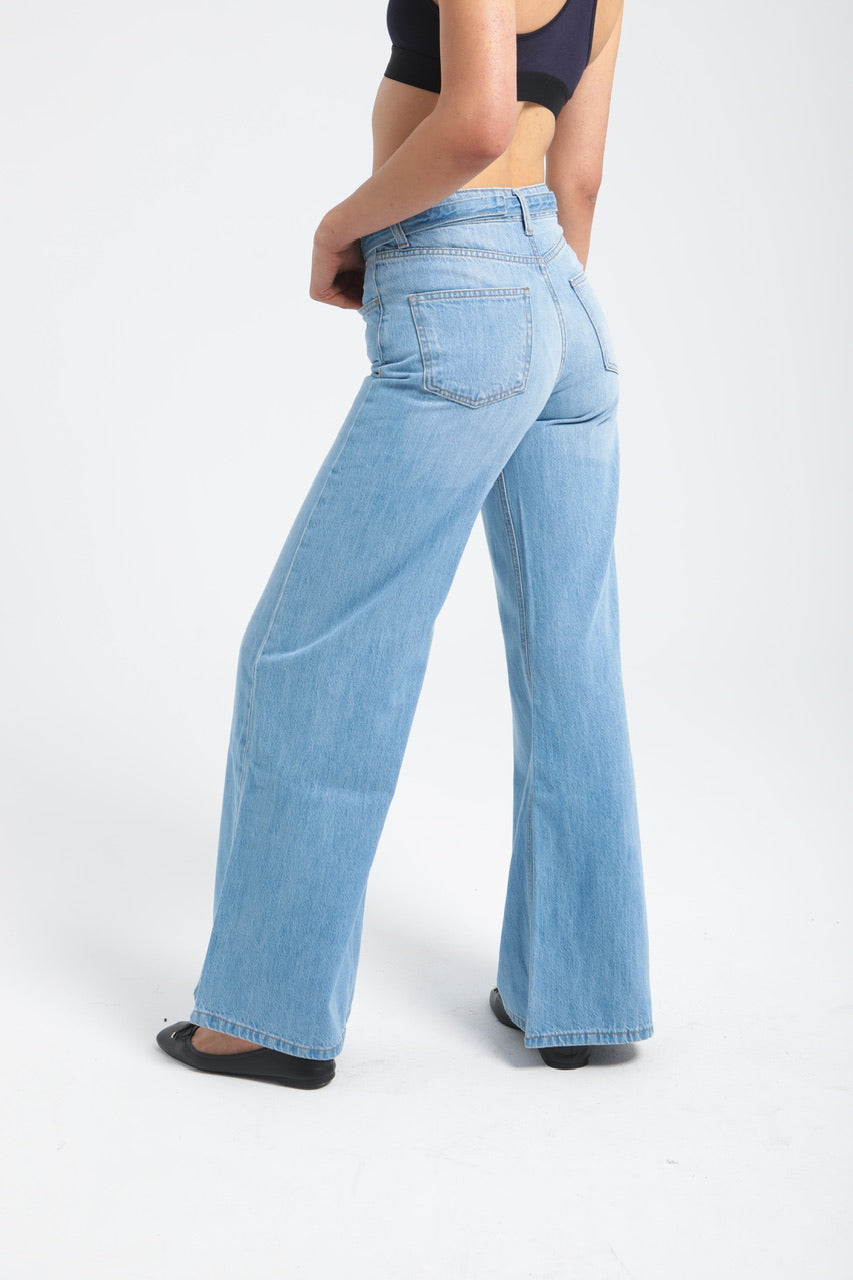 Pantalon large en denim avec ceinture à la taille