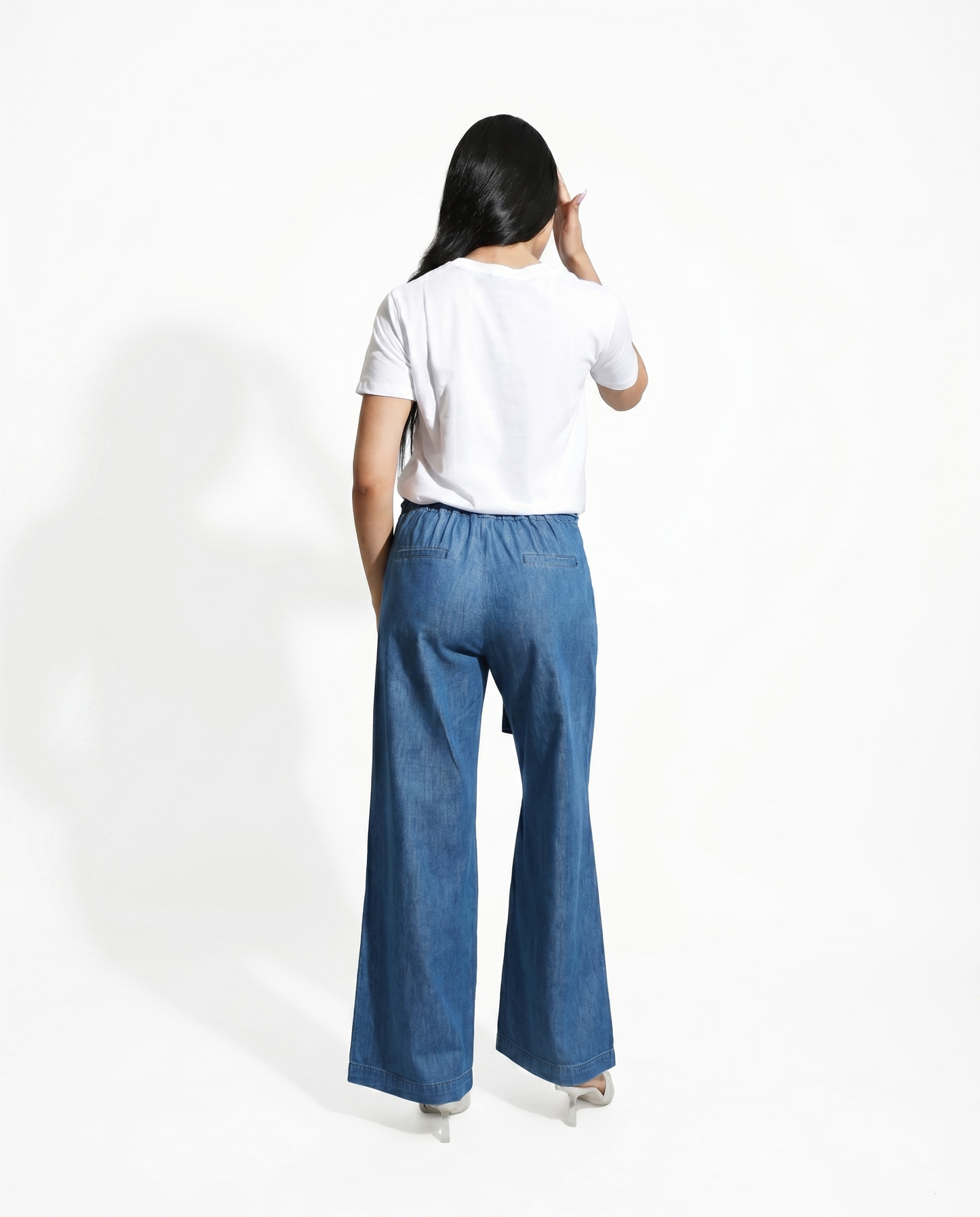 Pantalon large en denim avec ceinture à la taille